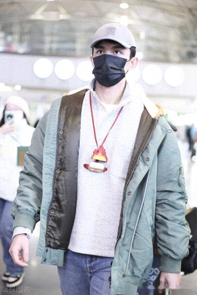 吴磊结束巴黎男装周行程返回北京