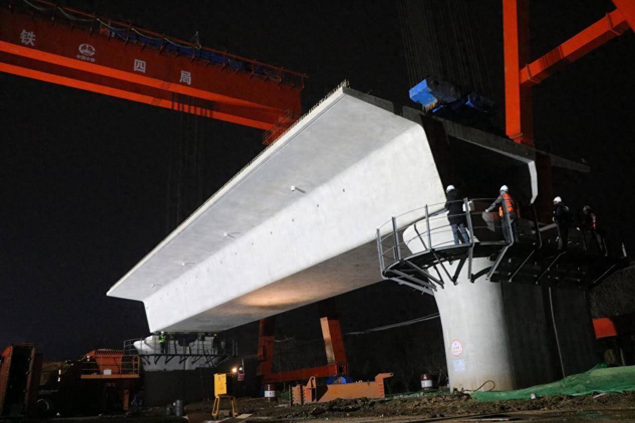 西延高铁全线最长桥梁 富平特大桥首孔箱梁成功架设_陕西省_施工_铁路