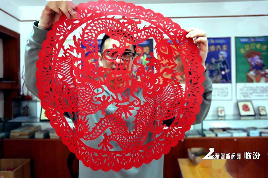 浮山90后非遗传承人乔秦创新剪纸喜迎龙年春节