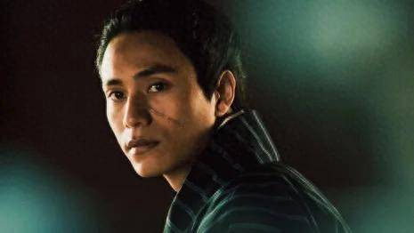 而出,随后加入男子演唱组合"bobo",并与井柏然一同发行了多张畅销专辑