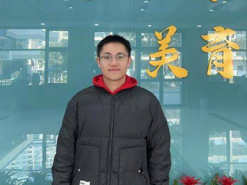 高三(14)班 杨逸轩很荣幸能在三独比赛中获得一等奖,这次比赛让我学会