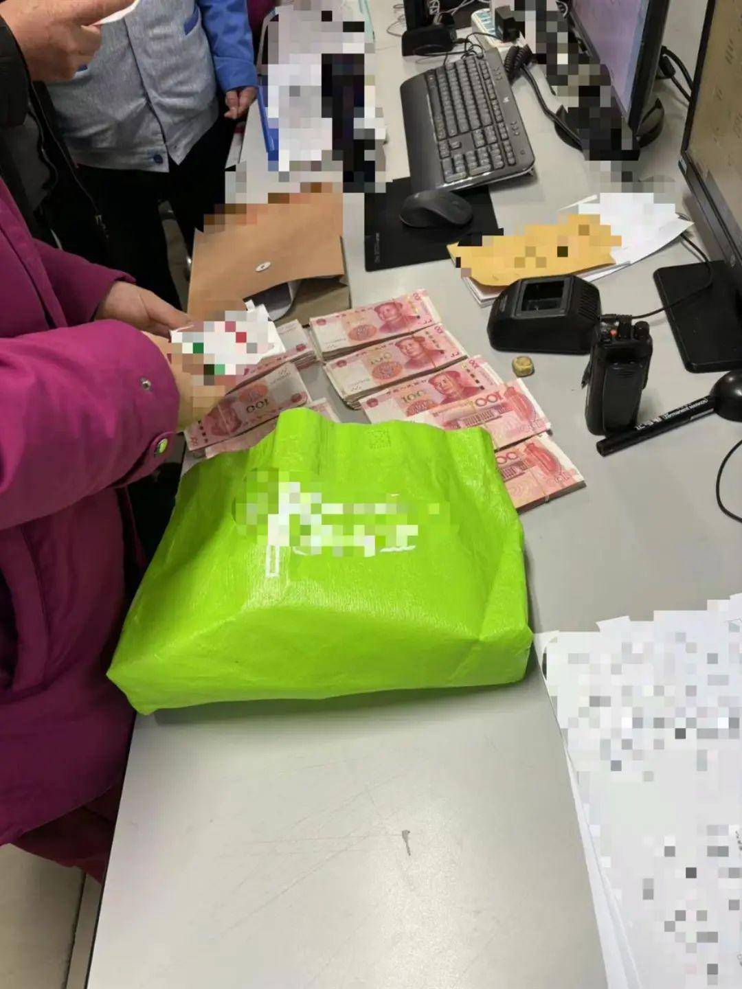 10万元现金掉在武汉地铁上！他惊出一身冷汗，几分钟后......