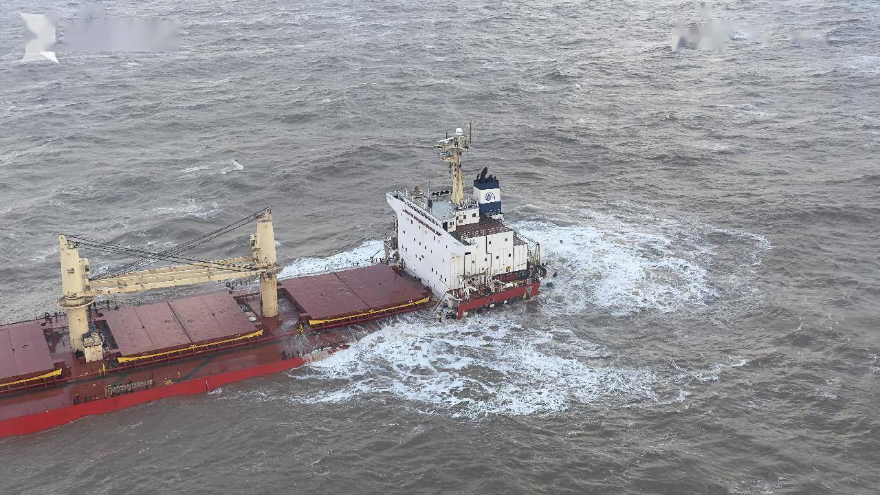 长江口外海域两船相撞失控 21名船员均被救脱险_遇险_东海救助局_事故