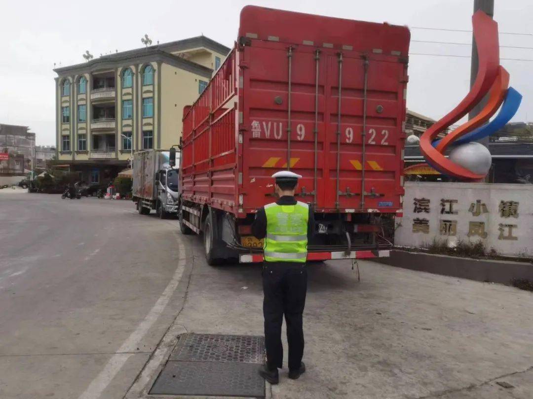 揭西交警强化严寒天气道路交通安全保障工作_行车_制动_路面