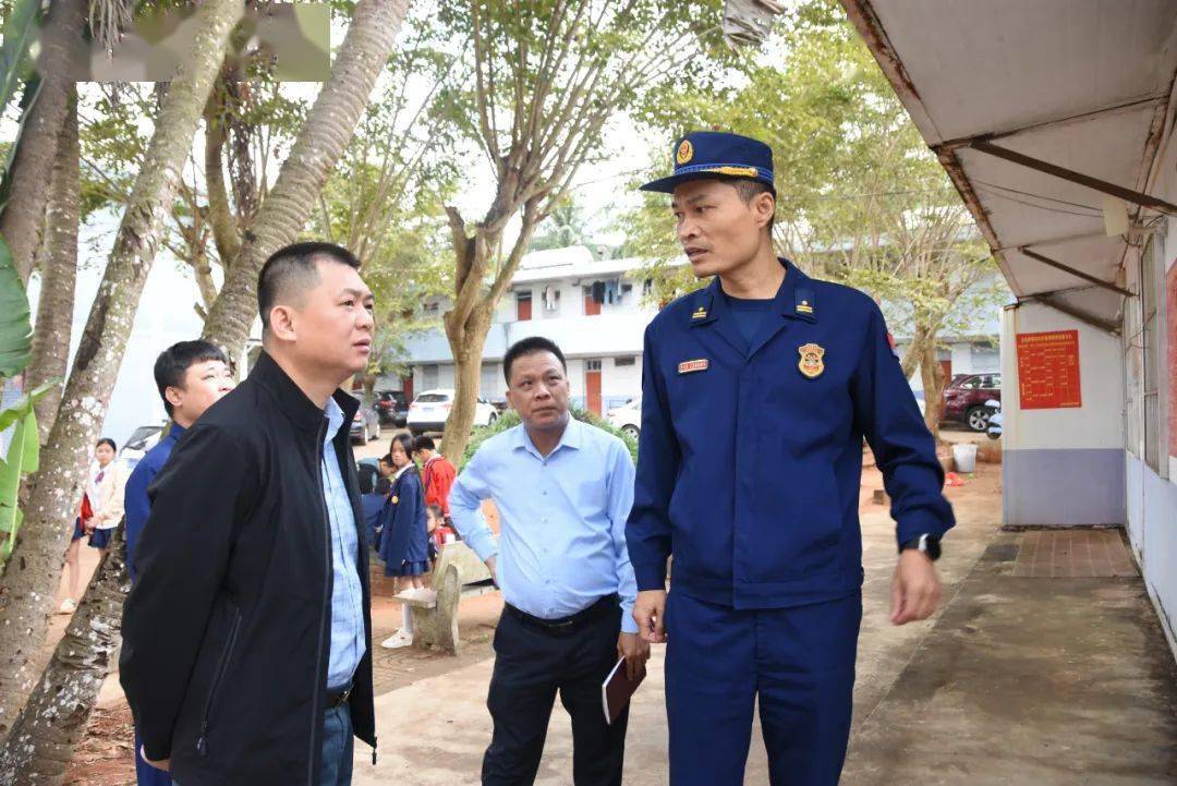 學校違規使用泡沫彩鋼板搭建用房 澄邁消防依法臨時