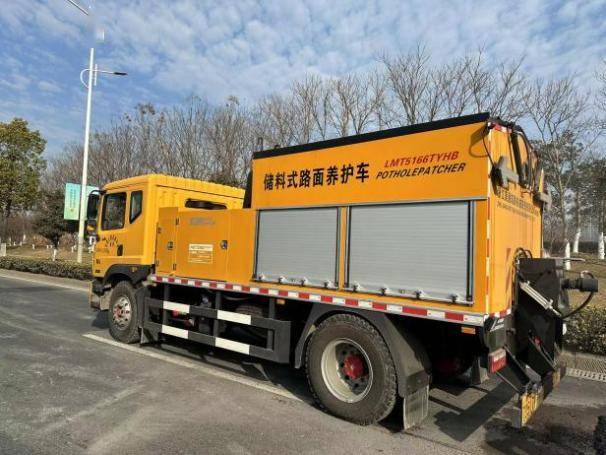 保温养护车坑洞修补