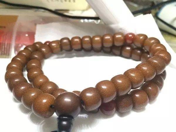 开片的菩提根颜色有红褐色的,人称铜冠,或大象皮.