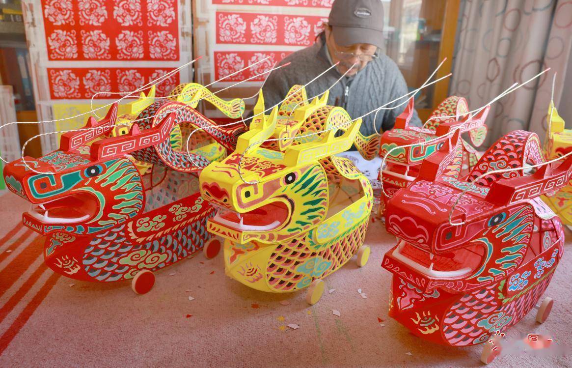 2024年1月25日,江苏南通灯彩传承人在制作"生肖龙灯彩",迎接龙年春节