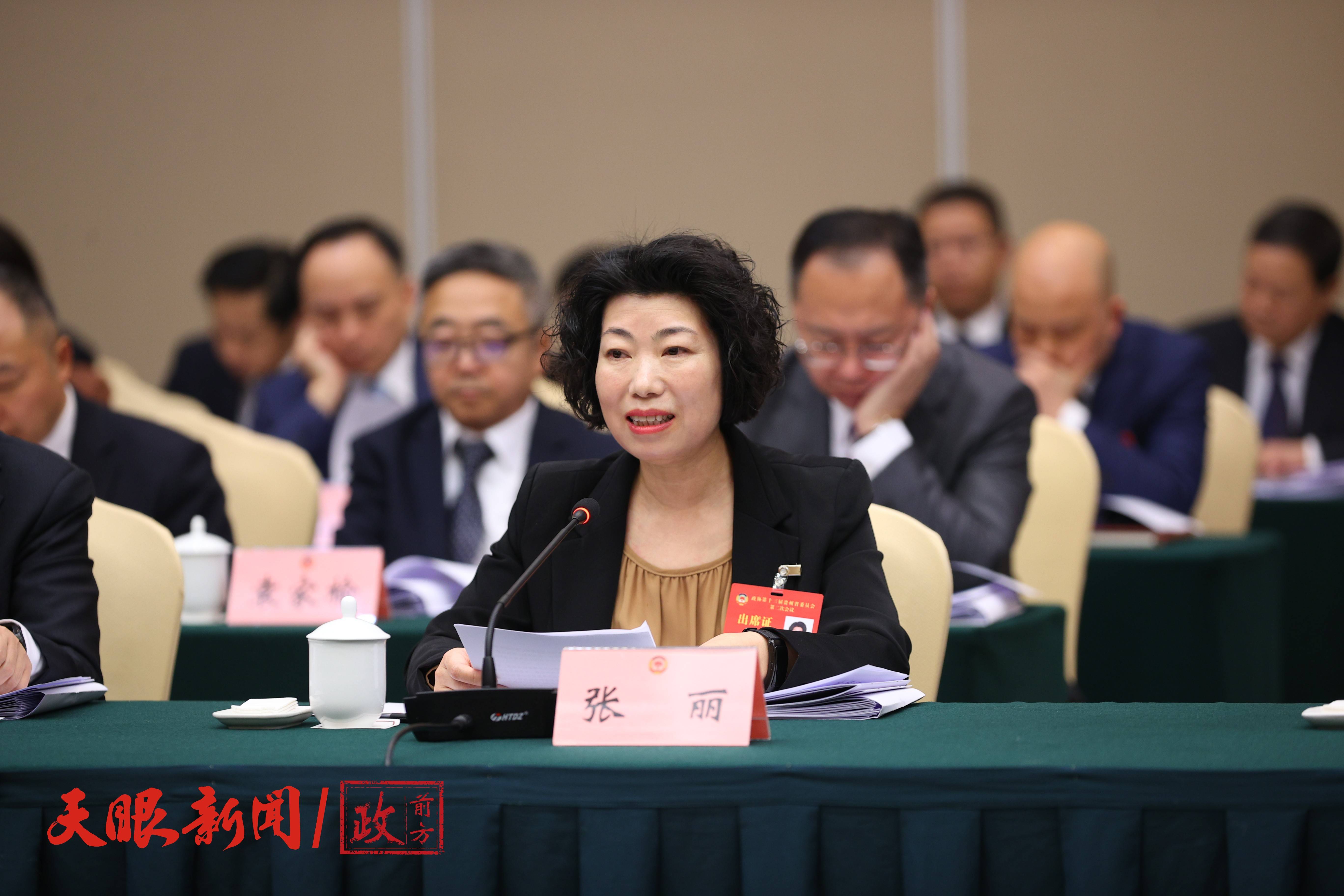 两会微镜头|“数据、算力、人工智能一定是贵州的未来”