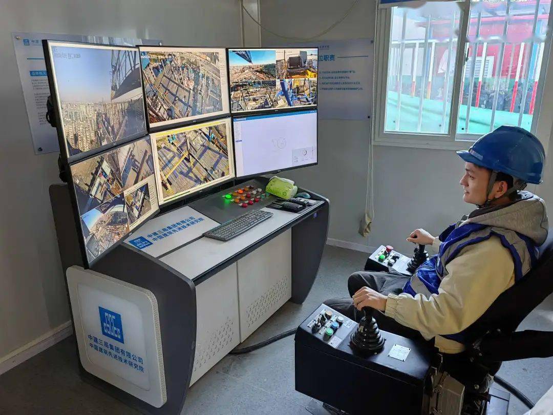 在张江康桥绿洲项目工地上的数字全景塔机集控驾驶舱内,一位塔吊司机