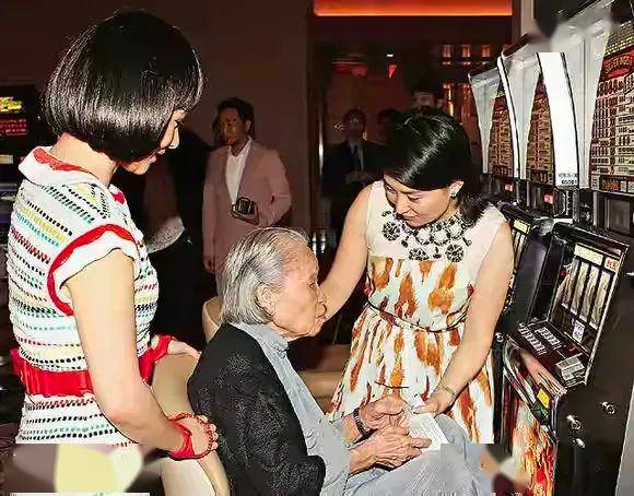 因为害怕晶姐一个人住会孤独,何超琼总在百忙之中抽出时间陪晶姐聊天