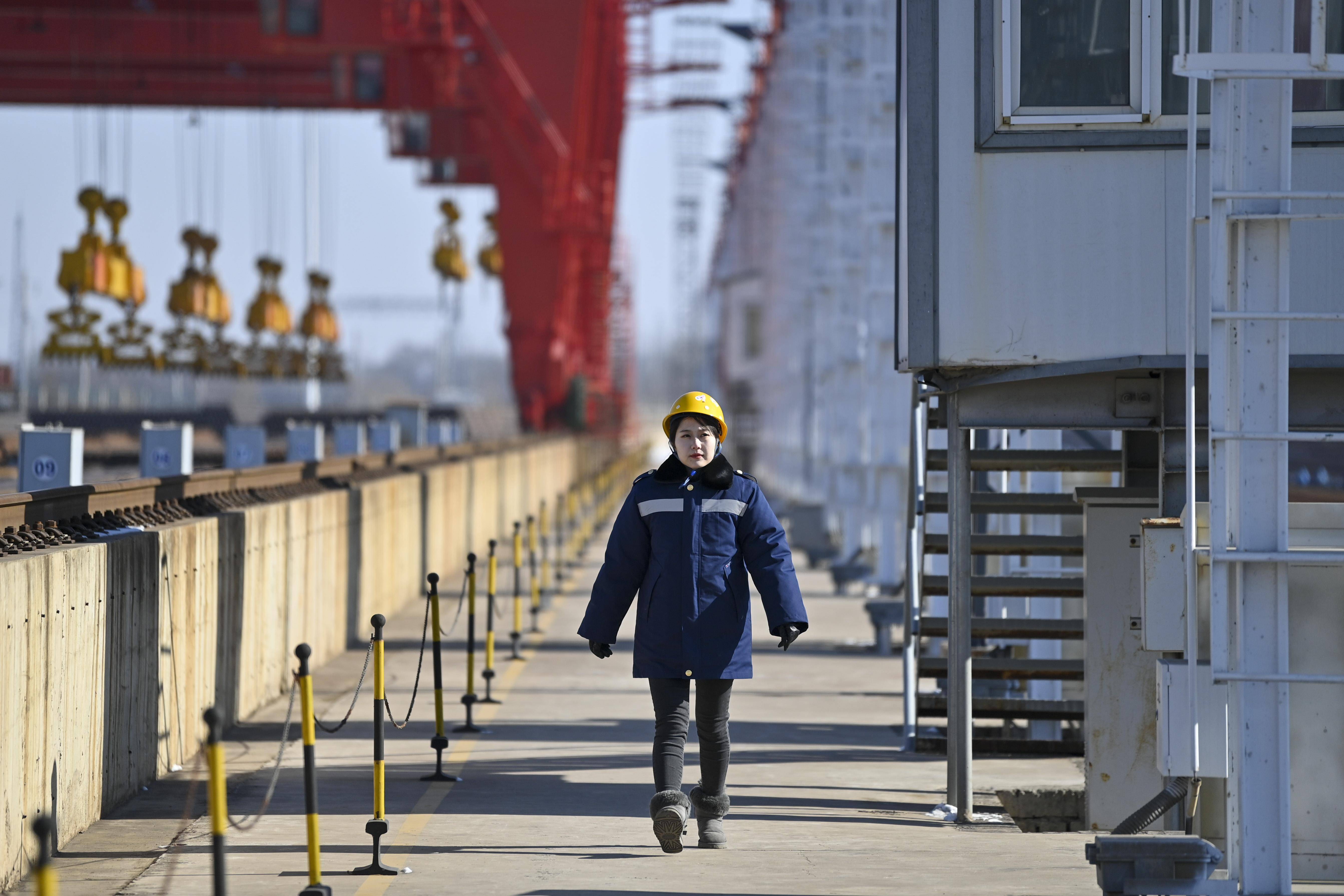 龙门吊女司机迎春运_代娇娇_杨晨光_山西大同