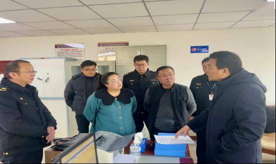 海南州交通运输局局长闫海峰带头深入共和县重点运输企业开展春运前