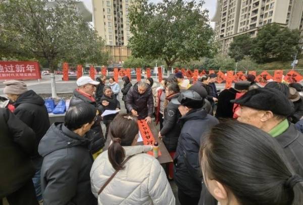 和西园社区在云篆山水公租房联合举办了一场"乘龙起舞·欢度新春"文艺