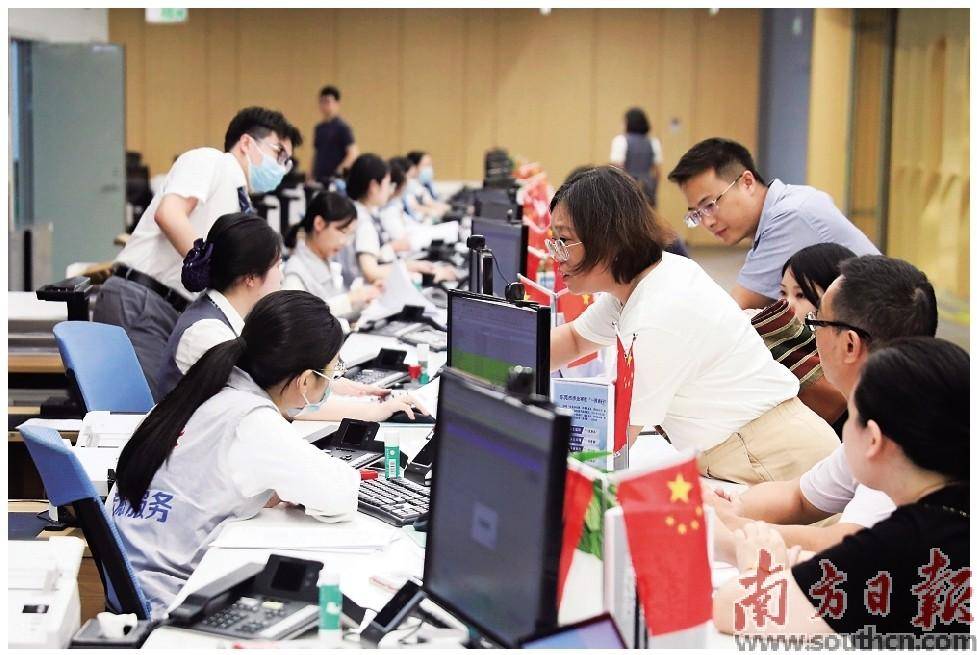 南方日报记者 孙俊杰 摄东莞市民服务中心的"莞家"代办服务窗口.