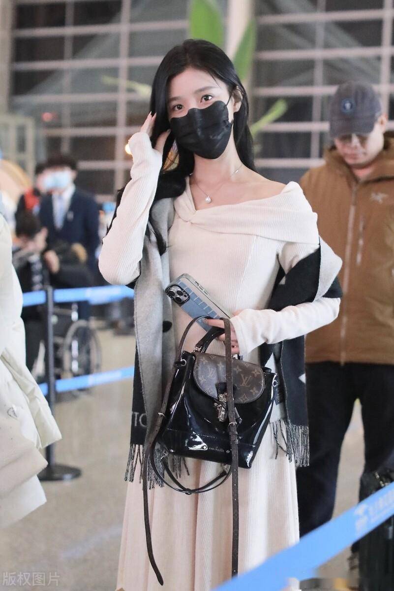 唱作人,演员陈意涵—袭白色长裙现身长沙机场_湖南