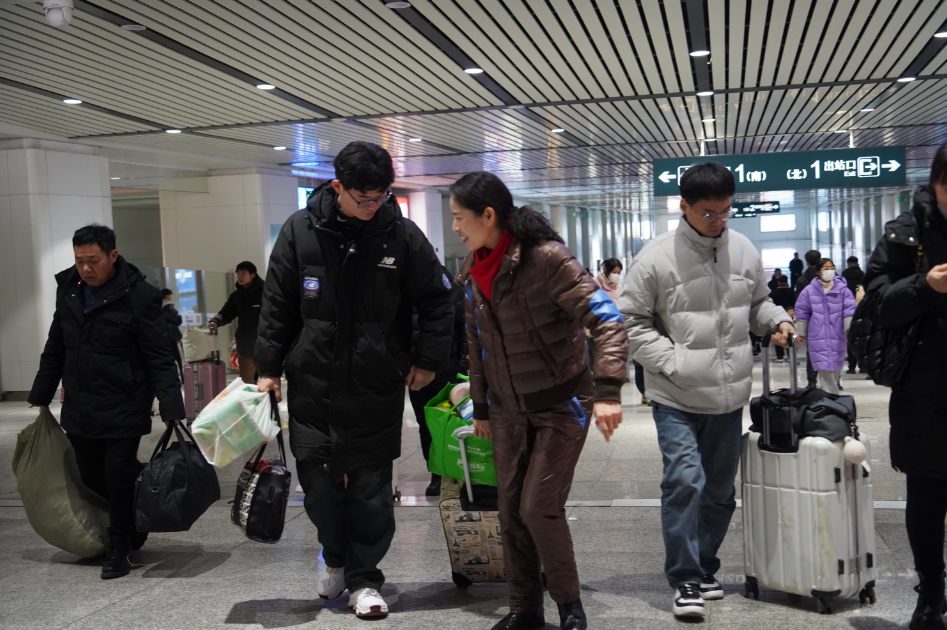 高铁阜阳西站,机场刚拍下!他们回来了…_春运_旅客_架次