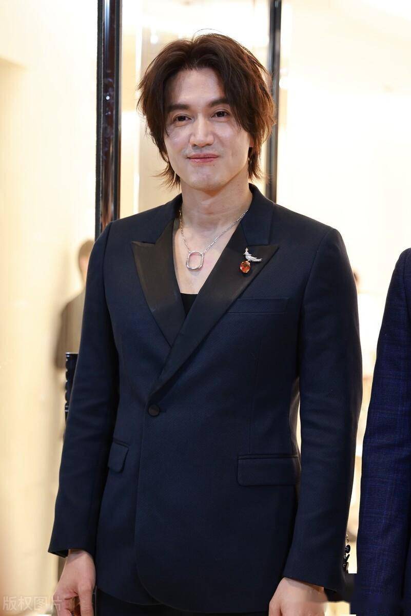 言承旭现身杭州出席蒂芙尼品牌活动,黑色西装搭配珠宝帅气满分