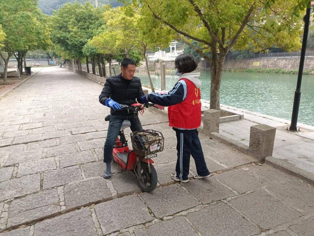 【温暖在长乐】三溪中学开展"扮靓环境,共迎新春"清洁家园志愿服务