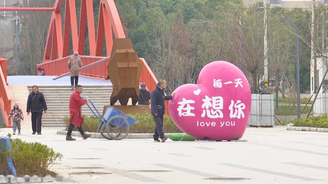 陳婷介紹,場內有江陵道米,魚糕,鐵牛餅,玉宇泉酒,三湖黃桃罐頭,江覡