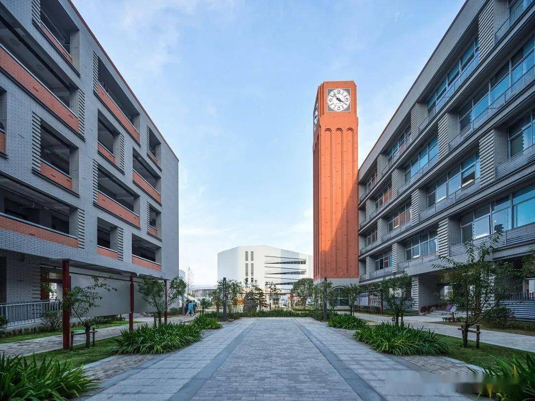 到学校前身为1943年纪念著名抗日爱国将领,革命烈士戴安澜将军而创办
