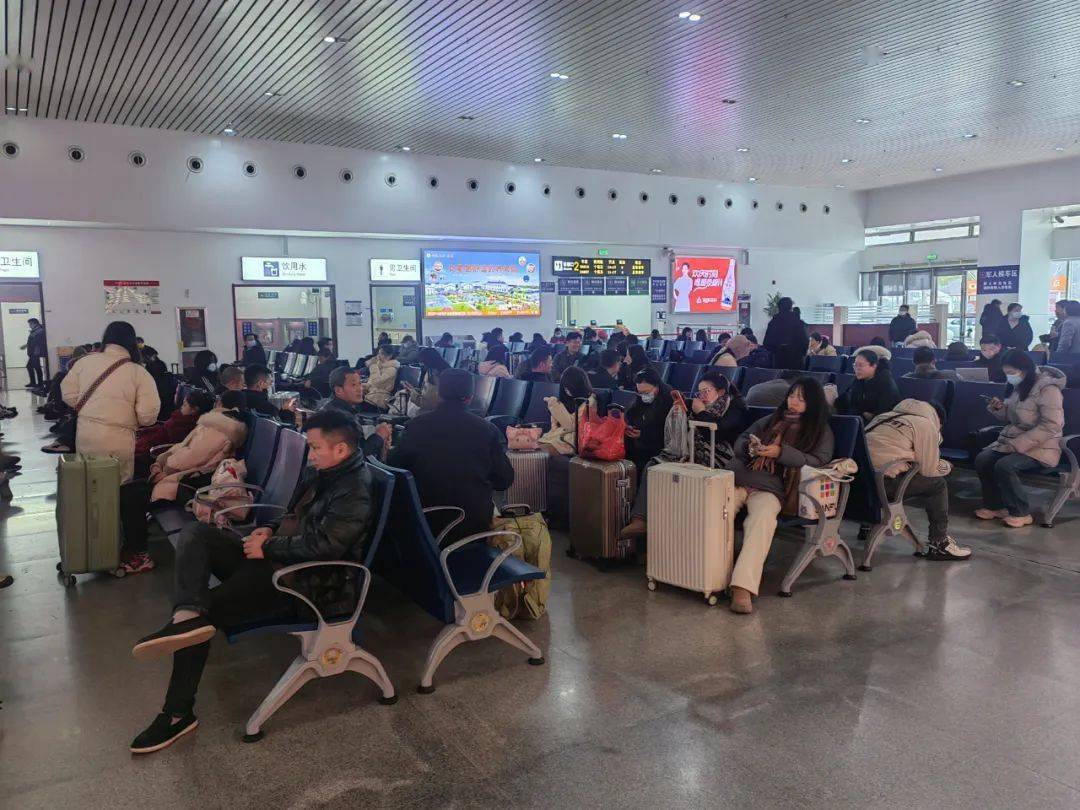哪怕一路风尘,回家也是幸福:春运首日直击孝感三大站_旅客_车站_进站