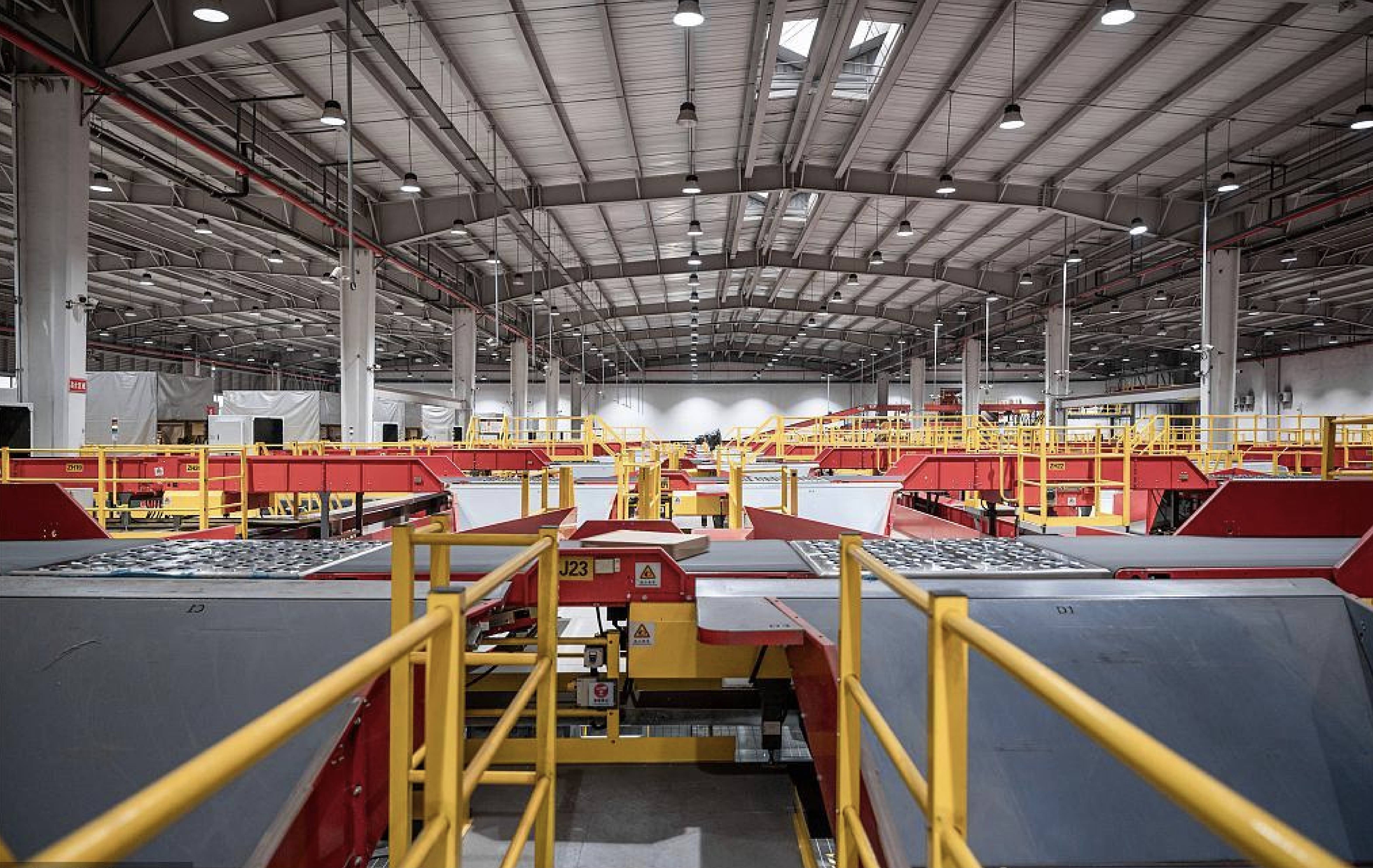 图为江西万佶智慧物流产业园内的自动分拣设备.