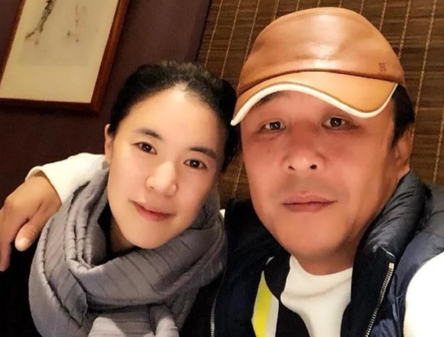 46岁王楠,穿短裤挽百亿富豪丈夫,海南过年故意挡住千万翡翠手镯_郭斌