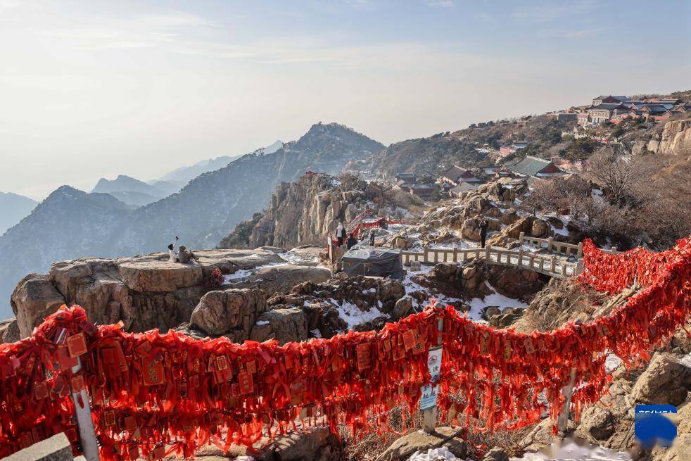 冬季泰山引游人_游客_景区_历年