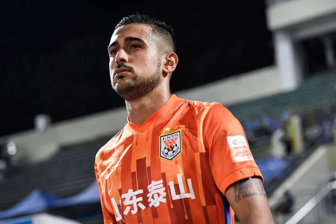 2023年,莱昂纳多凭借上下半年分别租借两家俱乐部的进球,拿到中超金靴