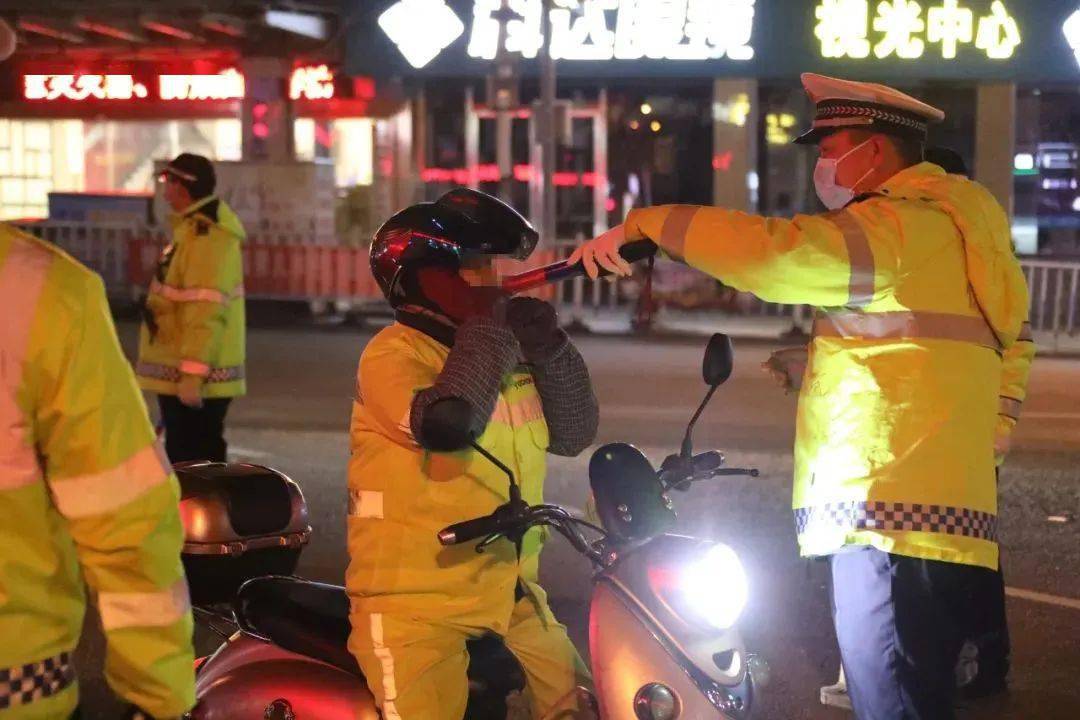 突然掉转车头,想通过左转道逆行逃离以躲避交警检查