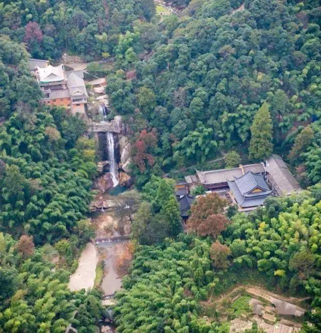 亦是佛教五百羅漢道場.石樑是花崗岩天生橋,長7米多,厚