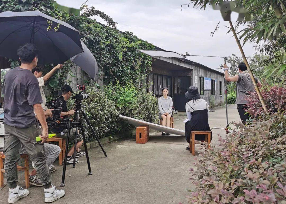 右二 张馨尹工作照沈涵从一场篮球赛中感受乡愁作为一个城里长大的