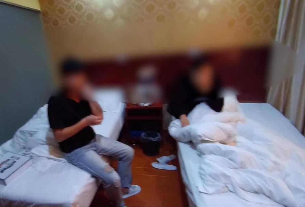 3人為電詐團伙散發涉黃貼紙引流牟利,警方:人贓並獲