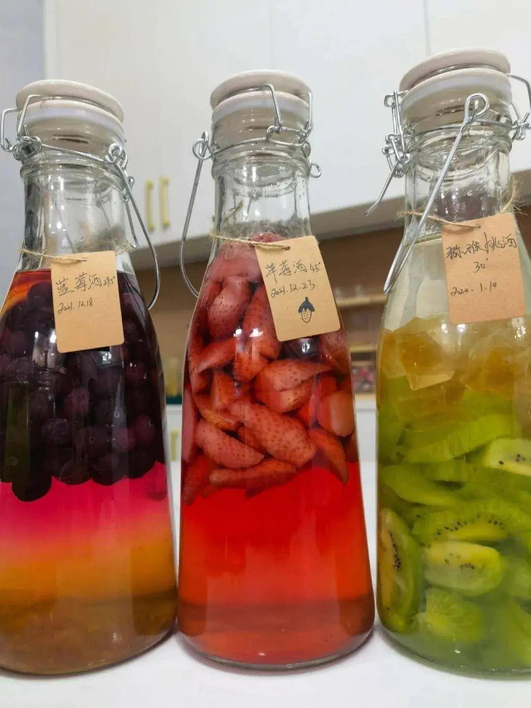 女生夜晚小酌,微醺,哪些水果酒适合女人喝?_女性_维生素_口感