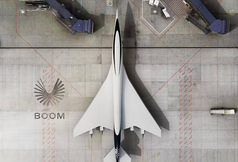 这架超音速飞机的特点是采用了改进的三角翼--一个三角形的机翼对,因