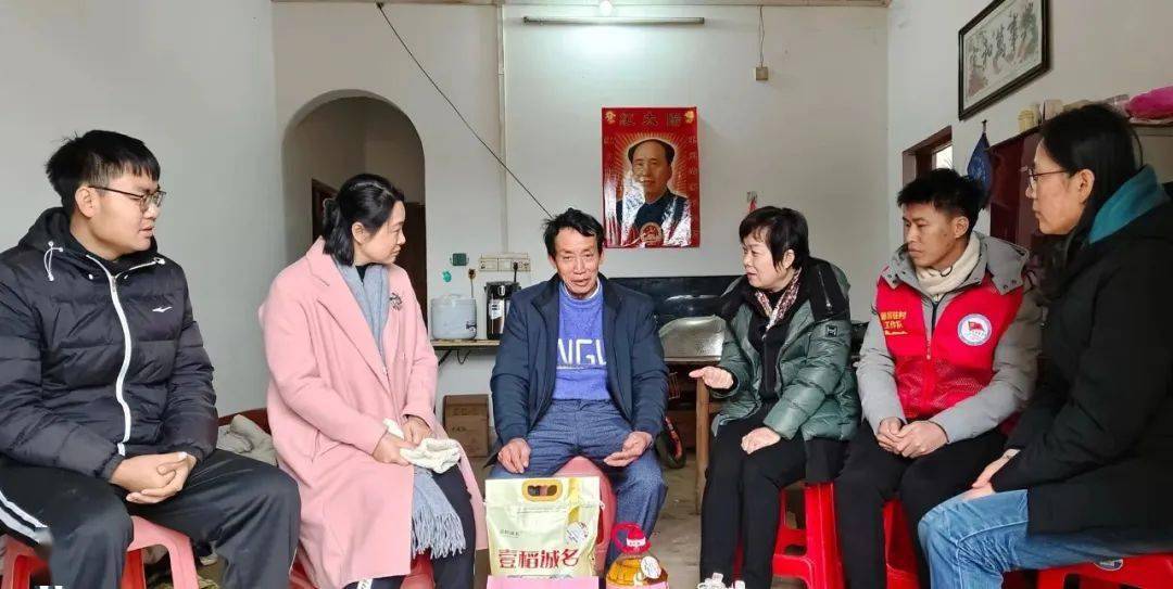 在藤县塘步镇龙安村,调研组一行进村入户开展关爱女性健康保险宣传