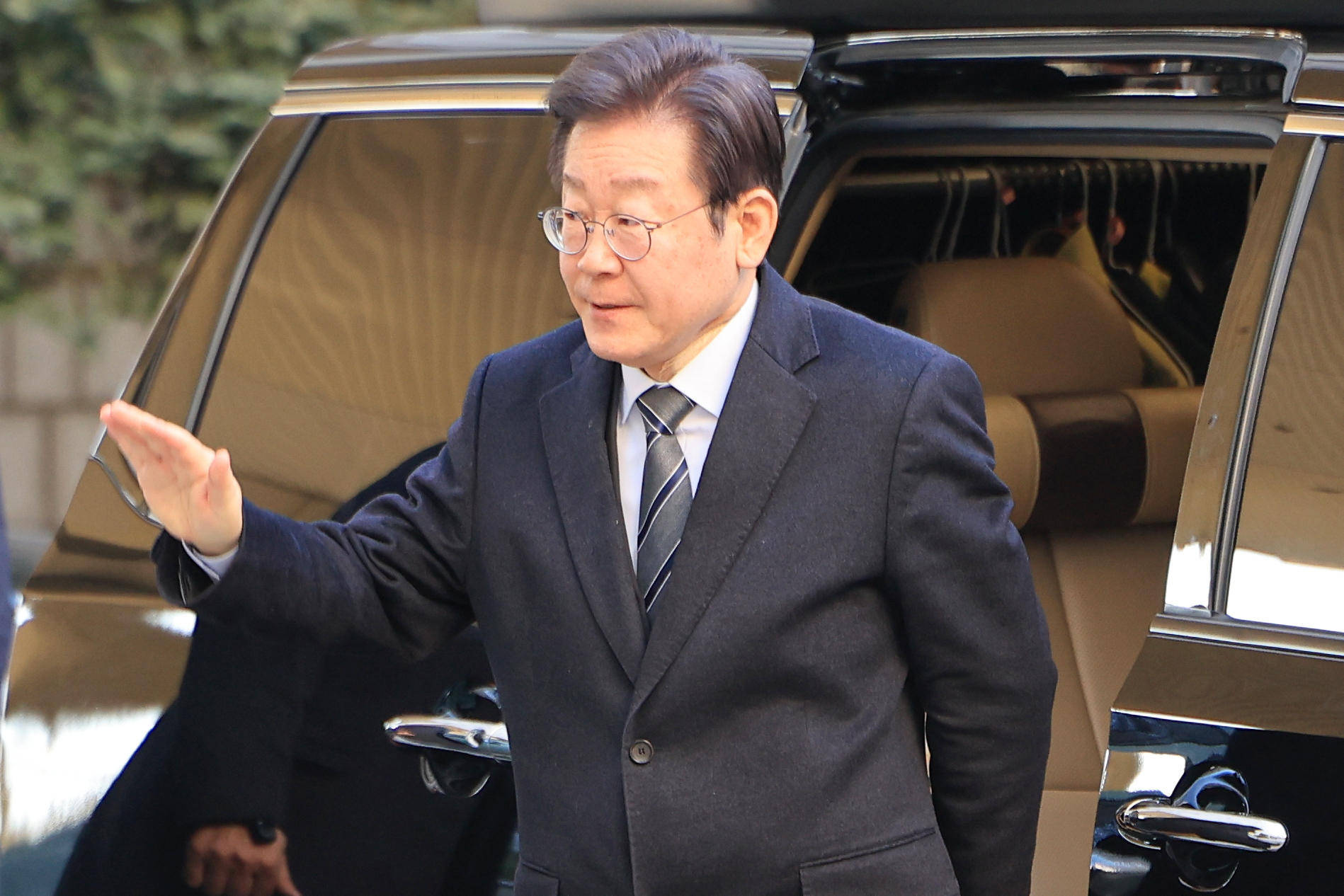 李在明出庭受审:昂首阔步走进法院 众多支持者围堵高呼_刘强_韩联社