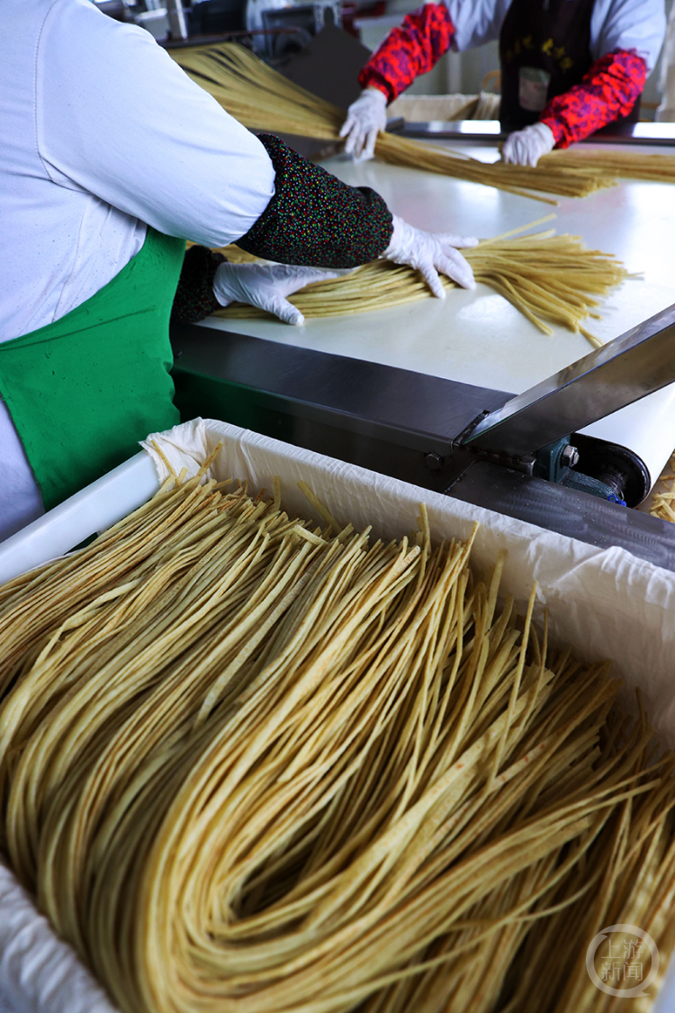 《赶制 "非遗"绿豆粉年货》组照一 杨敏 摄重庆市黔江区绿豆粉是当地