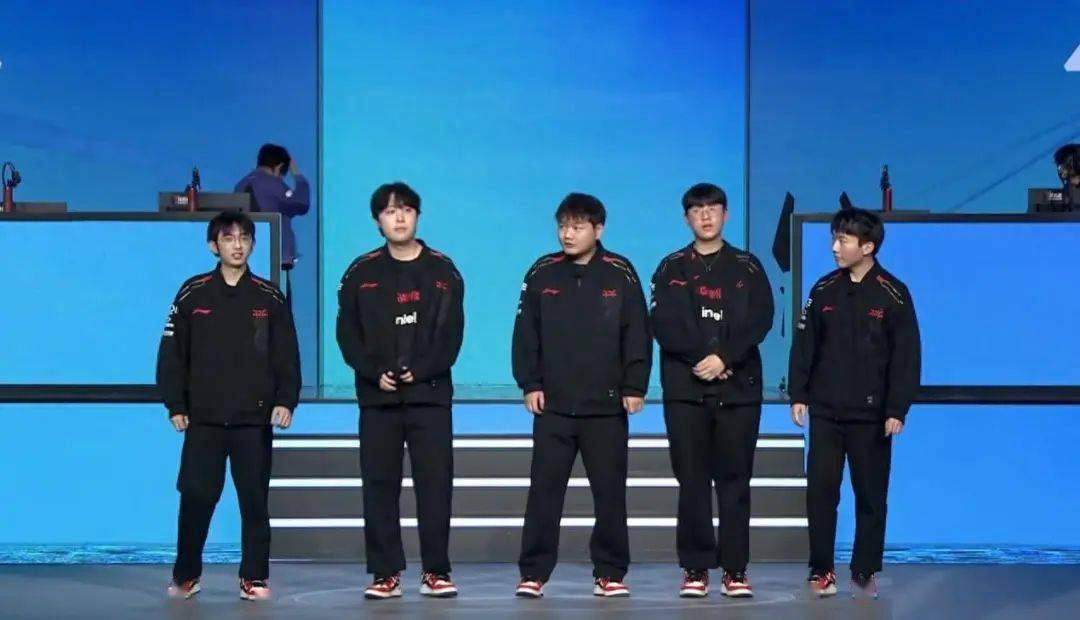 jdg首胜遭质疑,yagao谎言被拆穿jdg战队在之前德杯的舞台上是以非主力