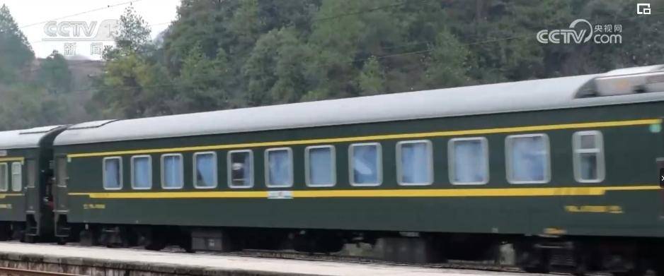 "慢火车"是乡亲们的"幸福快车"更是"致富快车"_村民_次列车_车厢