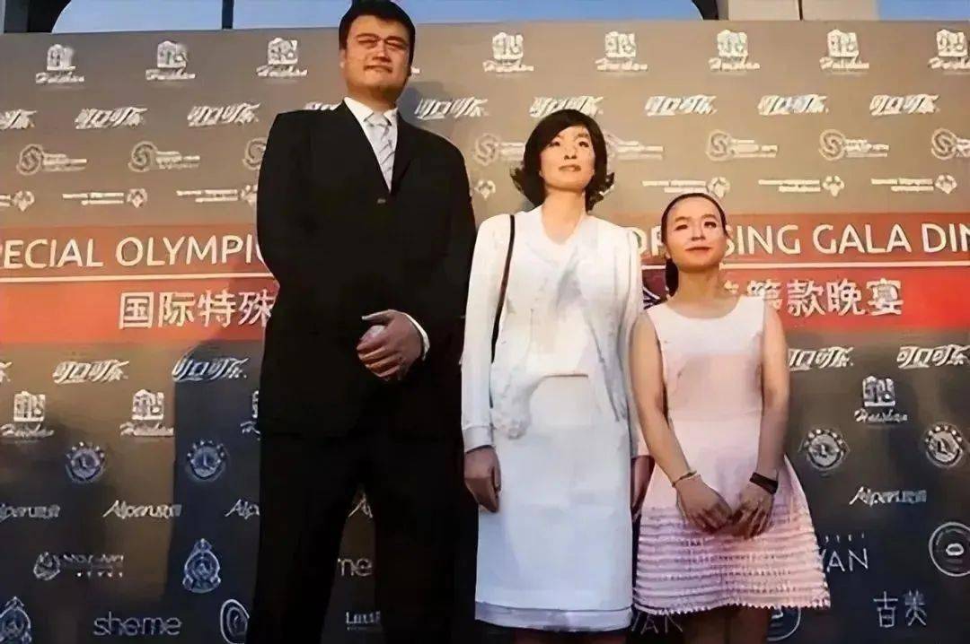 姚明的妻子叶莉抱怨 "分房睡吧,我受不了你了",因为姚明的体重达到了