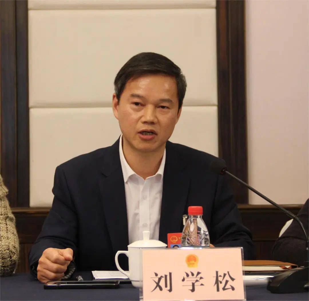 刘学松代表说1月30日上午,建德代表团继续审议政府工作报告及计划