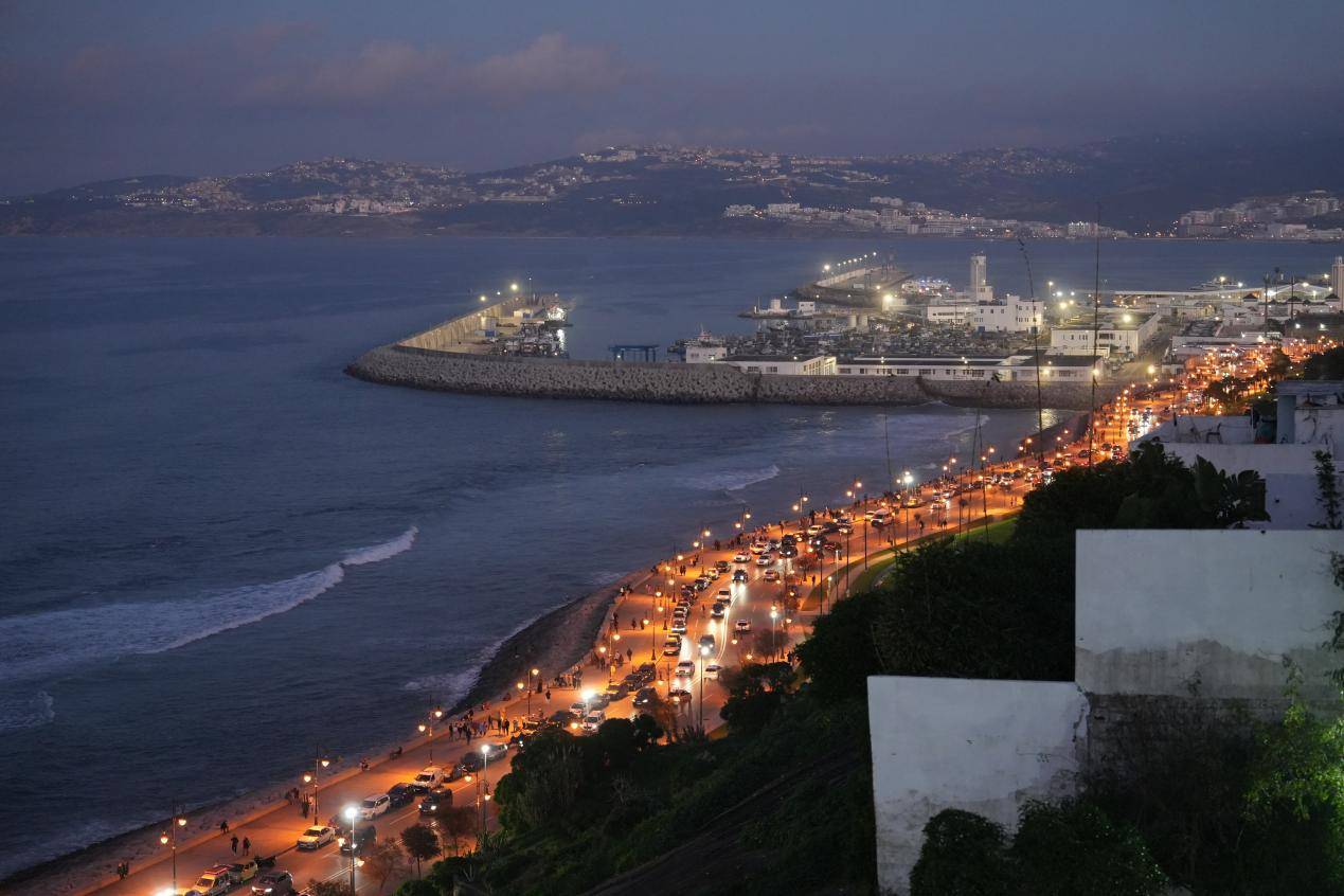 摩洛哥丹吉尔古城:海滨港口的多样色彩(组图)_灯塔_城市_海岸