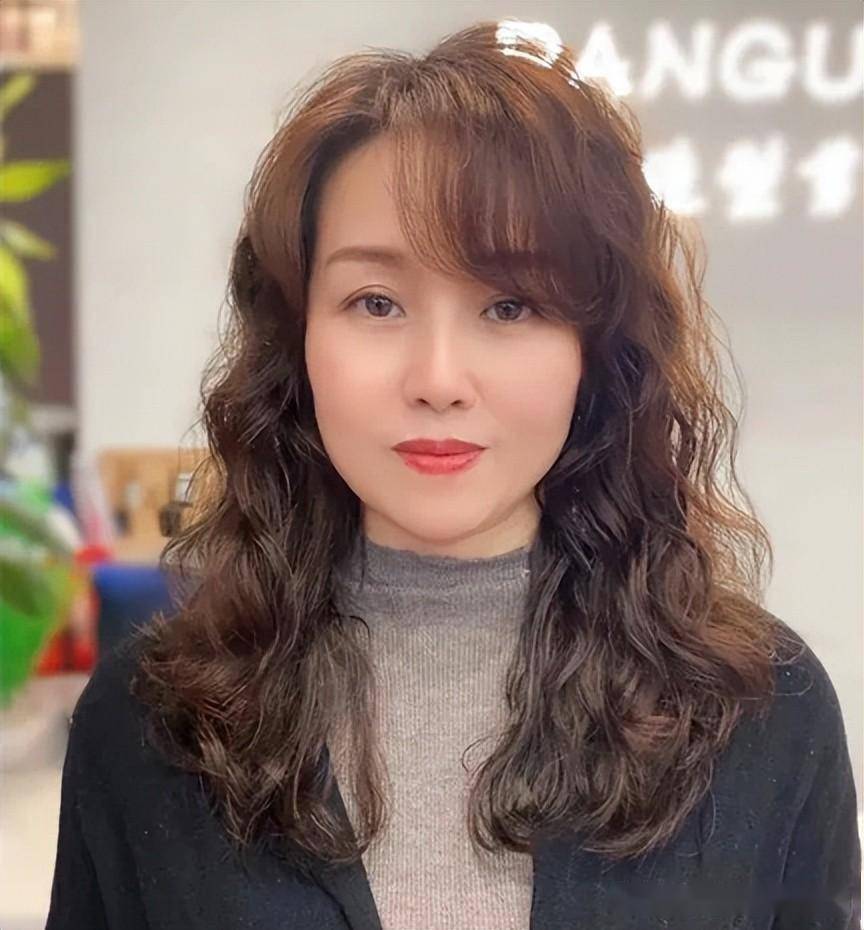 今年流行一种发型,叫"锁骨发",洋气显年轻,特别适合中年女人_女性