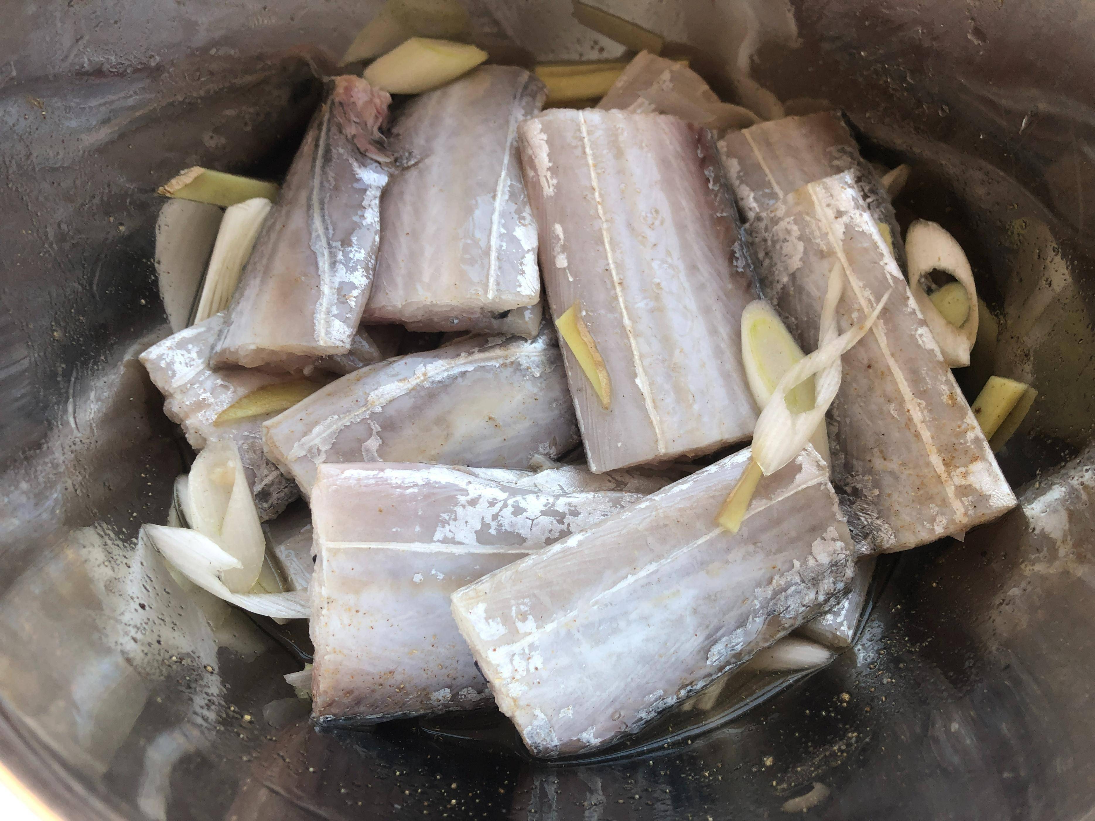 过年做干炸带鱼,记得别加淀粉和面粉了,教你这样做,外酥里嫩