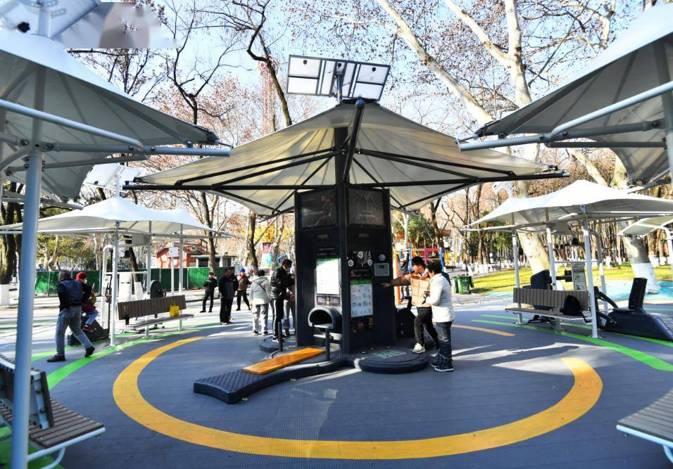 武汉闹市区上新一座室外智能健身房_设施_市民_训练器