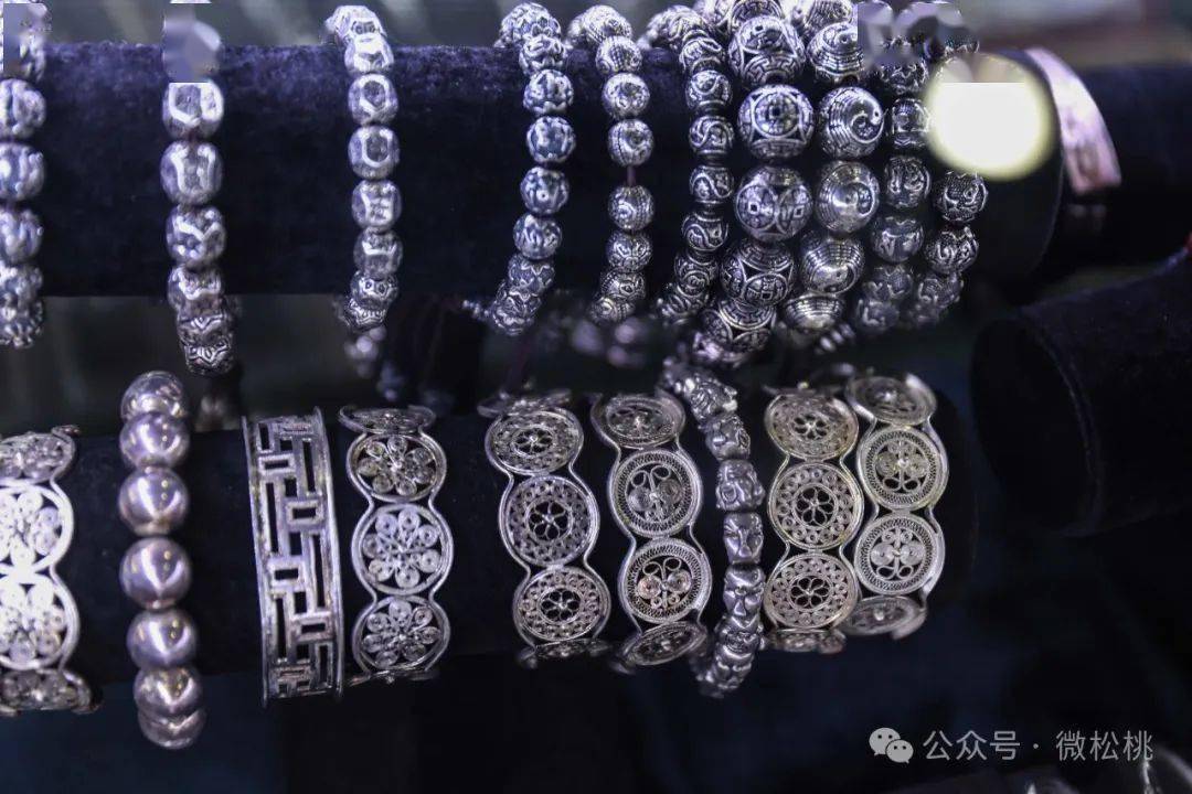 【新春走基层】松桃:春节临近"龙元素"银饰系列产品俏销_顾客_银庄