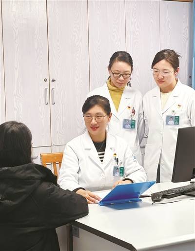 關于大學第一醫院擅長的科室黃牛隨時幫患者掛號的信息