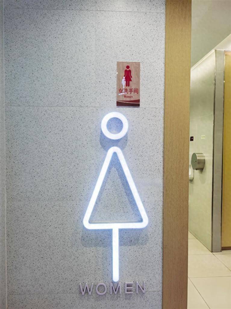 看不懂英文误入女厕被指非礼"话题登上热搜:商场厕所标识为英文和图案